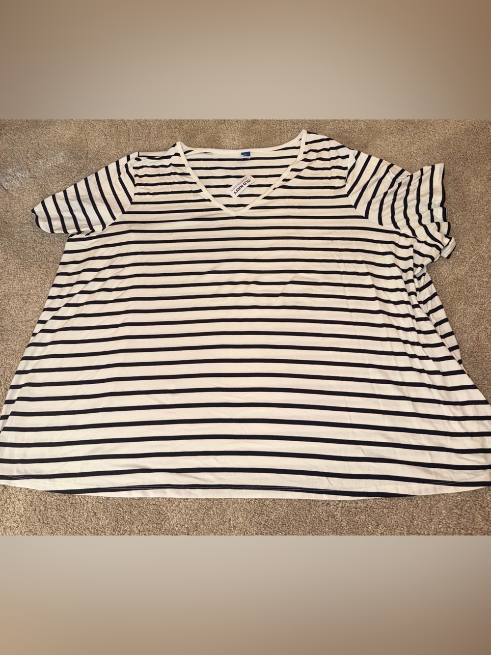 NWT Old Navy Women’s White and Black Striped V-Neck Short Sleeve Top. Size 4X